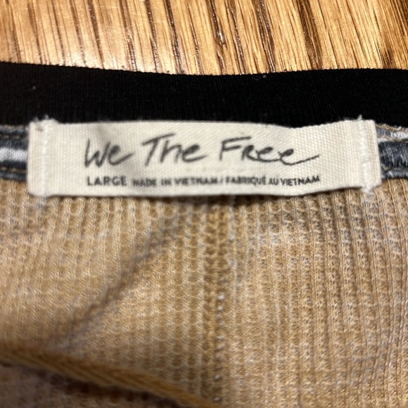 Free People. We the free top Large mixed print sleeves - Picture 2 of 3